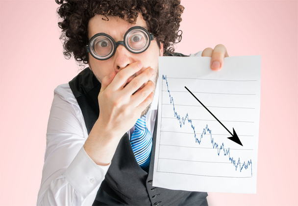 Zklamaný podnikatel ukazuje graf špatných investic a ztráta pokroku. - Fotografie, Obrázek