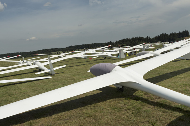 planadores no aeródromo verde
 - Foto, Imagem