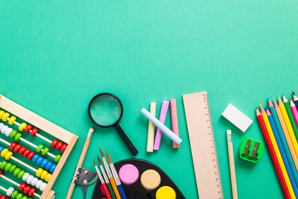 Renkli arkaplan üzerine okul malzemeleri - Fotoğraf, Görsel