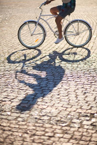 Hombre montando en bicicleta vintage por carretera
 - Foto, imagen