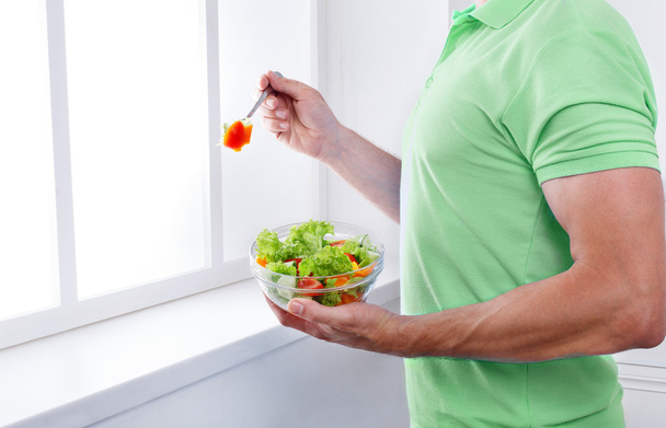 Człowieka nie do poznania ma zdrowy obiad, jedzenie dieta warzywo Sałatka - Zdjęcie, obraz