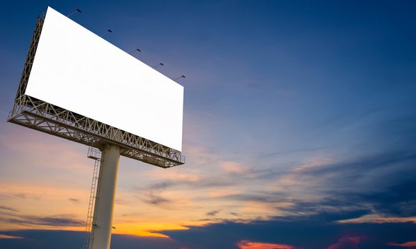 leere Plakatwand bereit für neue Werbung mit Sonnenuntergang-Hintergrund - Foto, Bild