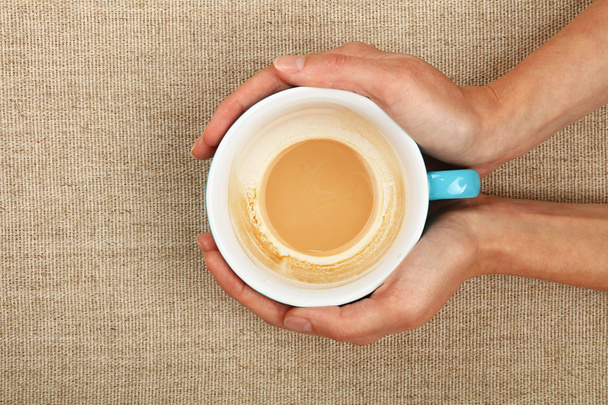 Kaksi naista kädet tilalla cappuccino kahvikuppi
 - Valokuva, kuva