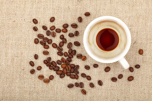 Üres eszpresszó csésze és vászon szemes kávé - Fotó, kép