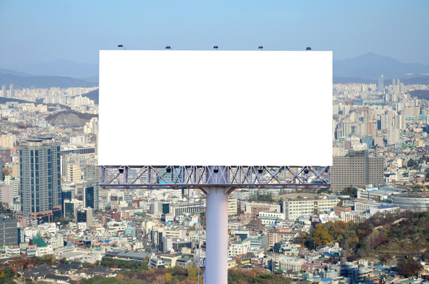 порожній рекламний щит на дорозі з видом на місто фону
 - Фото, зображення