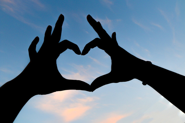 Ανθρώπινο χέρι δείχνοντας αγάπη σημάδι  - Φωτογραφία, εικόνα
