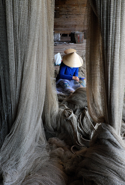 Vietnamilainen nainen ompelu kalaverkko
 - Valokuva, kuva