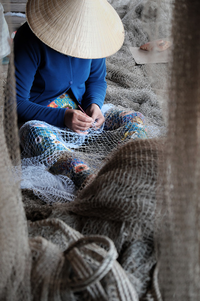 Mujer vietnamita costura red de pesca
 - Foto, Imagen