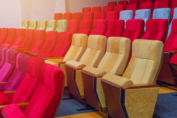 άδειες καρέκλες στην αίθουσα θεάτρου ή διάσκεψη - Φωτογραφία, εικόνα