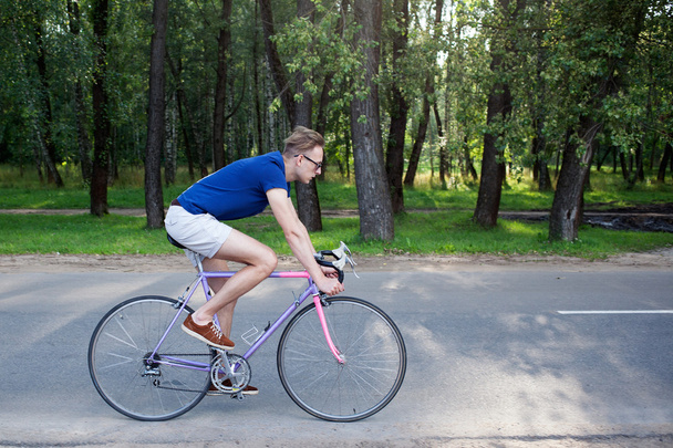 mies ajaa pyörällä tiellä - Valokuva, kuva