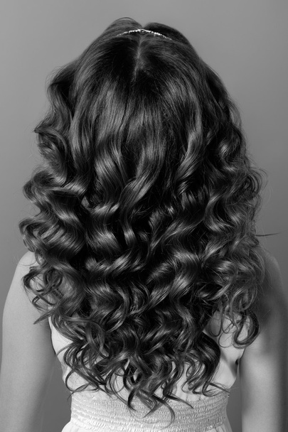 Retrato de moda de mulher jovem com cabelo encaracolado magnífico. Per
 - Foto, Imagem