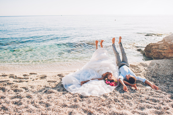 Bride and groom on the beach - Fotó, kép