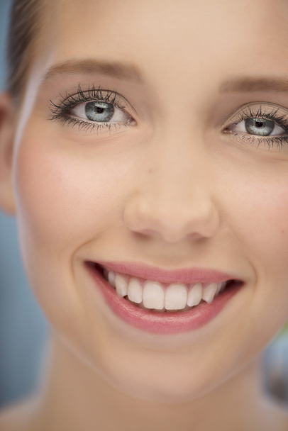 smiling attractive woman - Fotografie, Obrázek