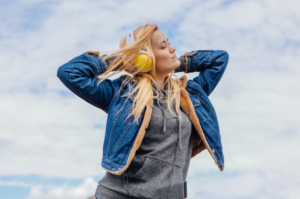 Girl listening to music streaming with headphones. - Foto, Bild