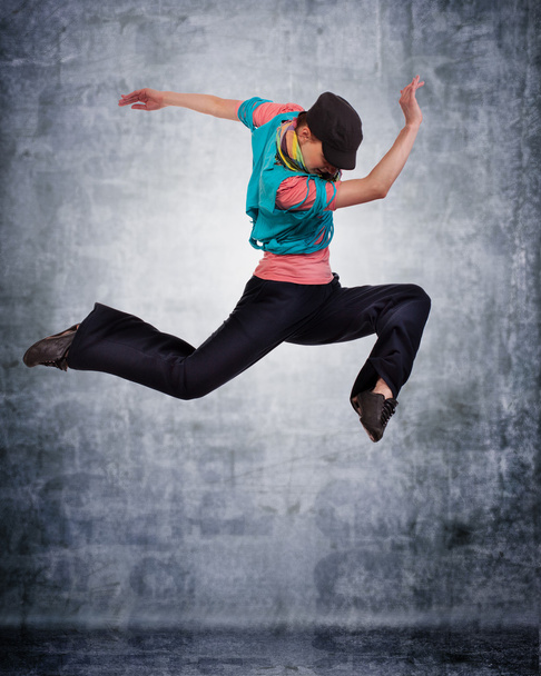 танцівниця сучасного стилю позує за студійним фоном
 - Фото, зображення