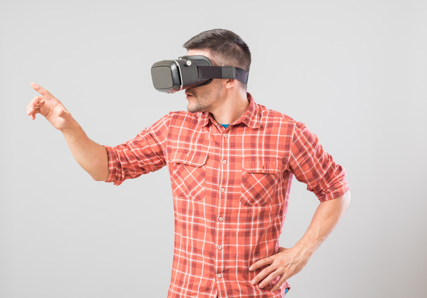 Hombre con gafas de realidad virtual mostrando gesto
 - Foto, imagen