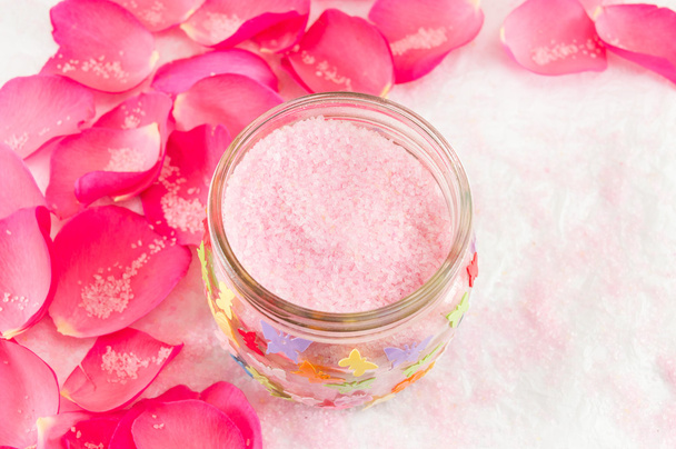 Rose rose sur pétales de rose et sel de bain
 - Photo, image