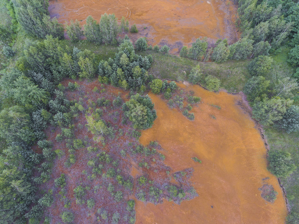 Vieil acide sulfurique couleur orange réservoir naturel dans le sud de la Pologne
. - Photo, image