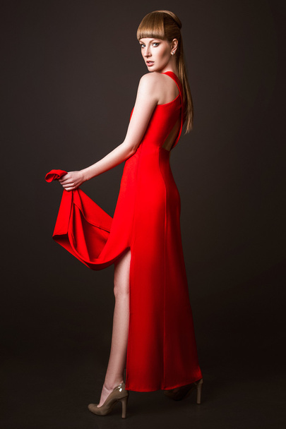 schöne Frau Modell posiert in einfachen eleganten roten Kleid im Studio auf weißem Hintergrund - Foto, Bild