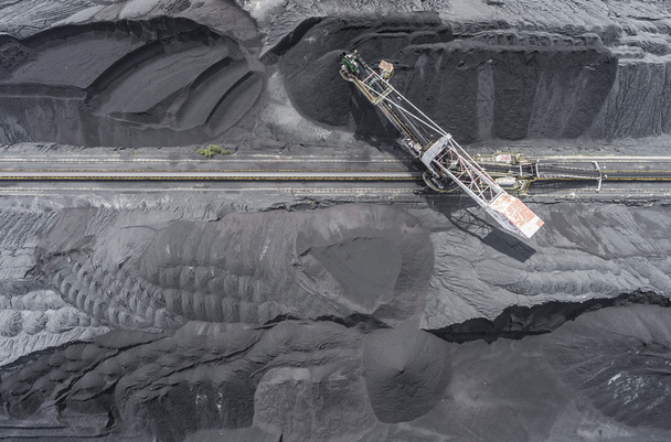 Excavadora minera en la mina de la superficie inferior. Depósitos de carbón marrón
 - Foto, imagen