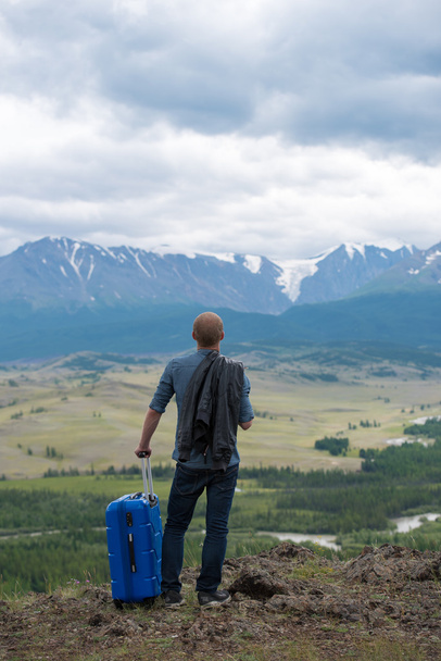 male traveler on a background of mountains - Foto, Imagem