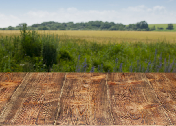 Tavolo in legno molto bello con il paesaggio
. - Foto, immagini