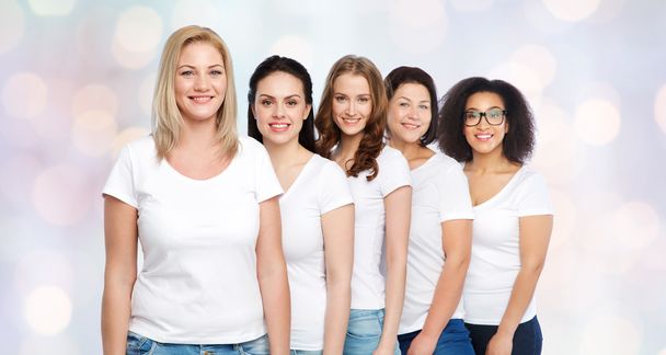 Gruppe fröhlicher Frauen in weißen T-Shirts - Foto, Bild