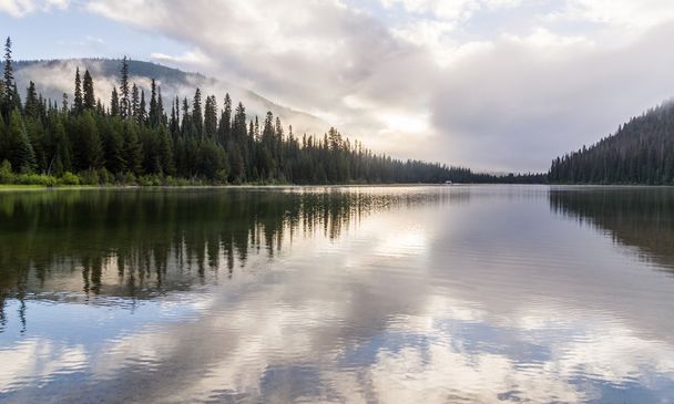 Majestic mountain lake in Manning Park, British Columbia, Canada. - Foto, imagen