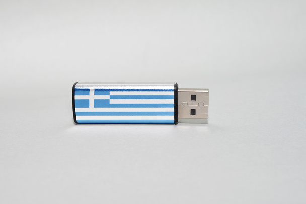 clé USB avec le drapeau national de la Grèce sur fond gris
 - Photo, image