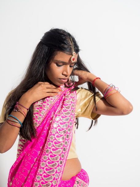 Gyönyörű fiatal indiai nő portré elszigetelt fehér háttérb - Fotó, kép