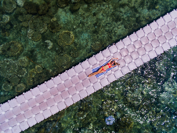 Женщина на понтонном мосту вид с воздуха
 - Фото, изображение