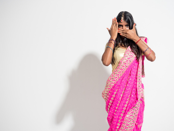 謎白の表現が美しい若いインド人女性 - 写真・画像