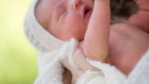 Anyám egy újszülött baba bölcső a karjában - Felvétel, videó