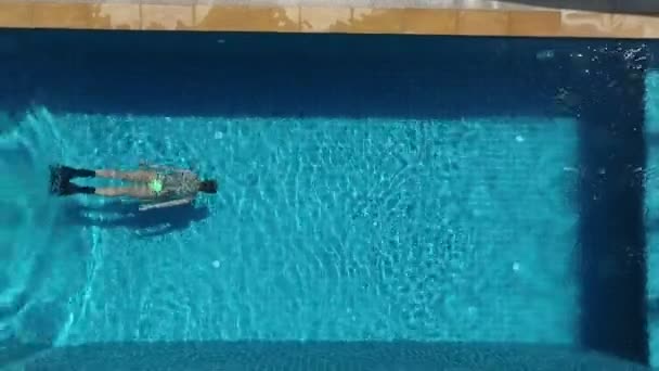 buceo en la piscina
 - Metraje, vídeo