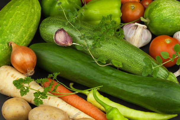 Différents types de légumes sur une vieille table en bois. Vente de légumes frais. Compléments alimentaires pour sportifs
. - Photo, image
