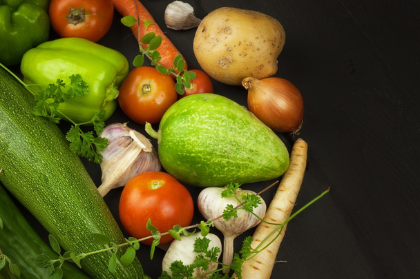Vários tipos de verduras em uma velha mesa de madeira. Vendas de legumes frescos. Suplementos nutricionais para atletas
. - Foto, Imagem