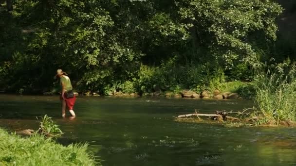 jonge vrouw waden door water - Video