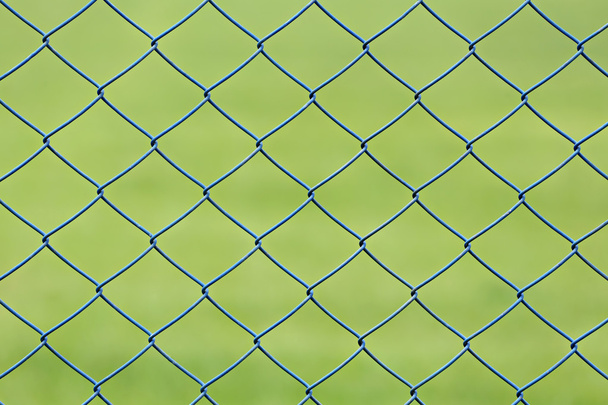 rete metallica o gabbia in acciaio di prato verde in giardino
. - Foto, immagini