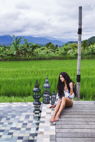 Dívka u luxusní bazén v Bali - Fotografie, Obrázek