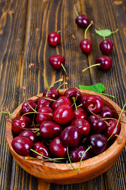 Fresh Cherry in Wooden Bowl - Foto, Bild