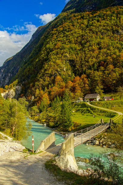 Vue d'automne du pont de la Soca dans le parc national du Triglav, Slovénie
 - Photo, image