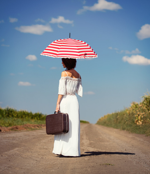 bavul ve şemsiye ile genç kadın - Fotoğraf, Görsel