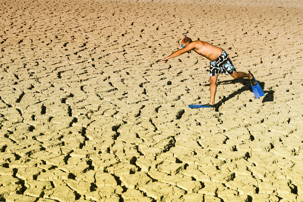 um jovem praticando mergulho em um pântano seco
 - Foto, Imagem