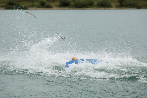 atleta wakeboard caduto in acqua
 - Foto, immagini