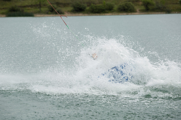 atleta wakeboard cayó al agua
 - Foto, Imagen