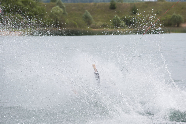 atleta wakeboard caiu na água
 - Foto, Imagem