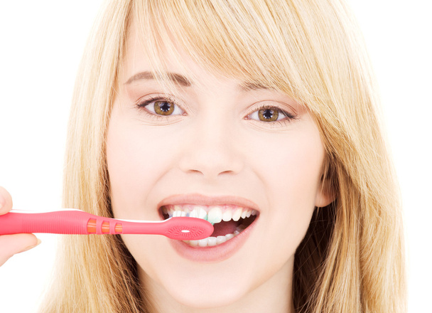 Onnellinen tyttö hammasharjalla
 - Valokuva, kuva