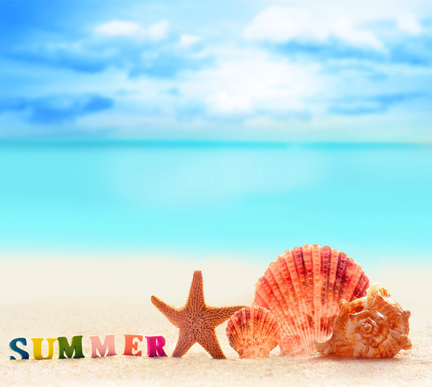 Palavra de letras coloridas na praia de verão e estrelas do mar
 - Foto, Imagem