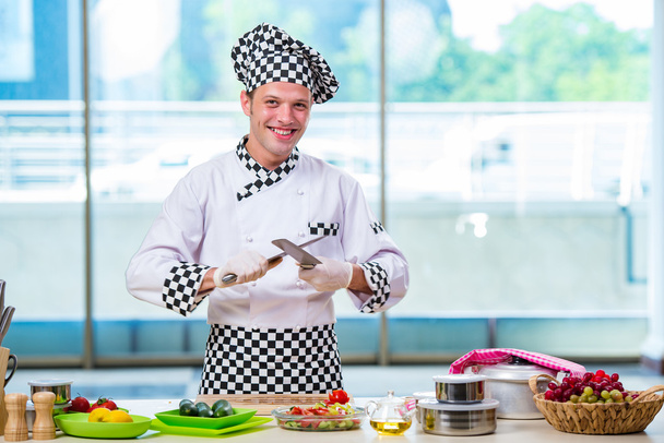 Homme cuisinier préparer la nourriture dans la cuisine
 - Photo, image
