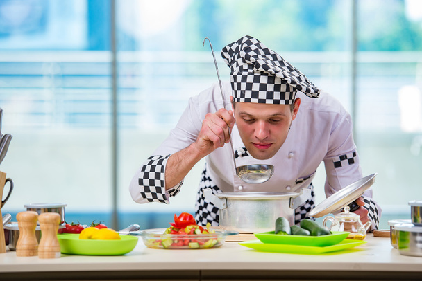 台所で食品を準備する男性・ クック - 写真・画像